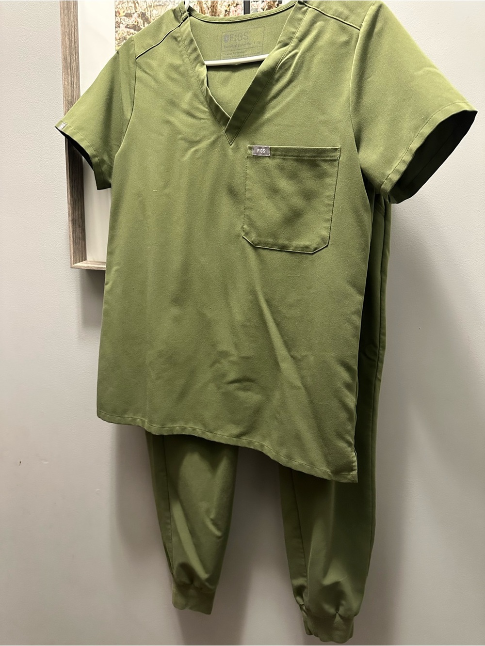 Figs Olive Green Women’s Pajama Scrub Set - V-Neck Top & Jogger Pants - Picture 4 of 7